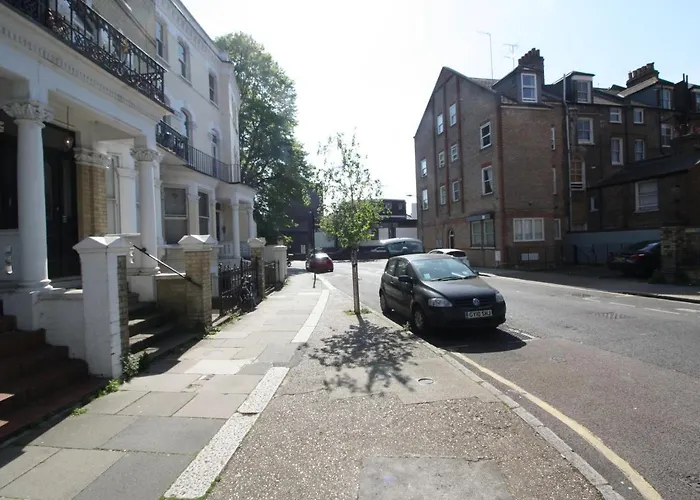 Well Appointed Garden Condo In Kensington Olympia